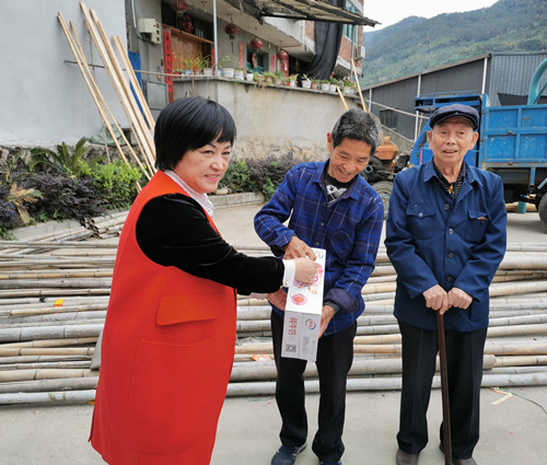 送慰问品_副本.jpg