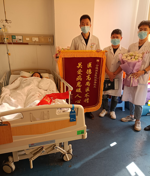 送锦旗现场_副本.jpg