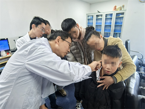 专家为患儿再次进行术前检查.jpg
