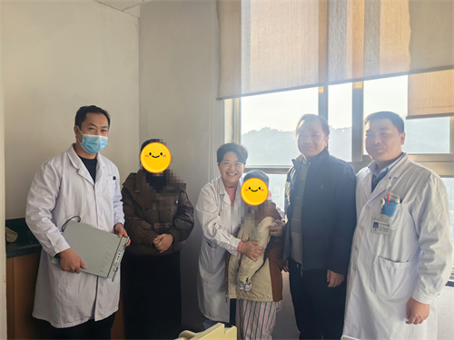 术后专家团队查看患儿情况.jpg