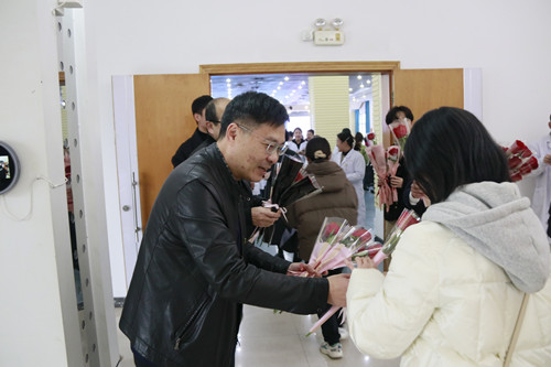 男性党员送花3_副本.jpg